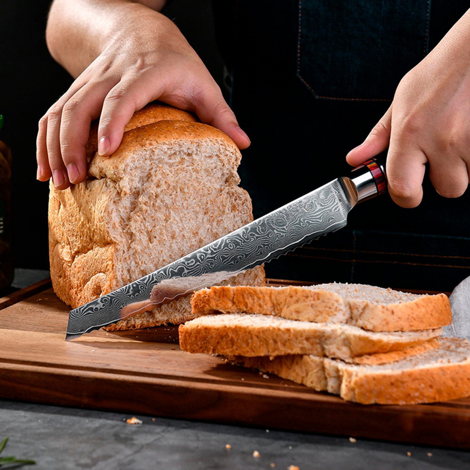 Set de cuchillos de cocina 8 en 1 estilo Damasco con diseño elegante y mango de madera negra con extremos de acero.