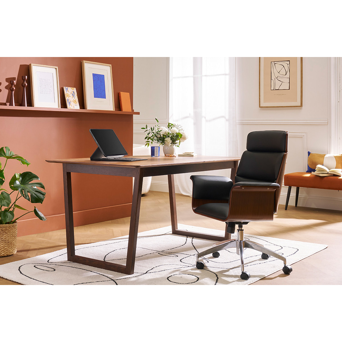 Fauteuil de bureau à roulettes design en tissu gris clair, bois clair et acier chromé ELON