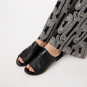 Sandalias planas negras de piel