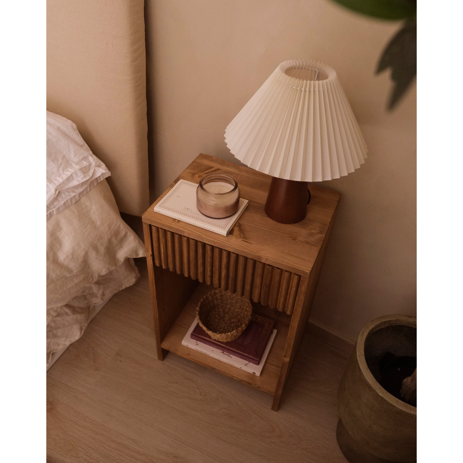 Mesita de noche de madera maciza con un cajón en tono roble oscuro de varias medidas
