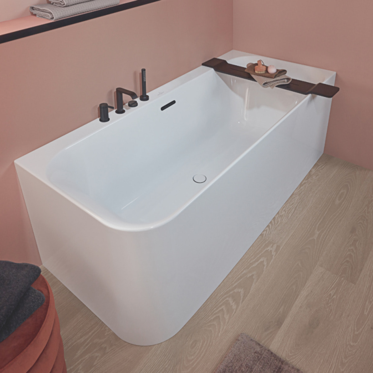 Baignoire semi-îlot d'angle VILLEROY & BOCH Loop & Friends version droite avec bonde et trop-plein blanc
