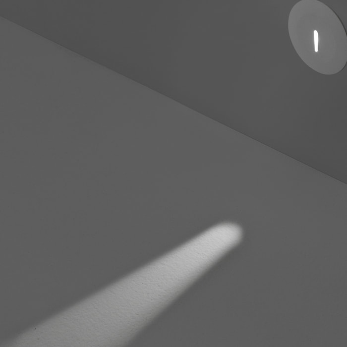 LEDS C4 Paso Luz de señalización con led en blanco cálido 3000k en color gris