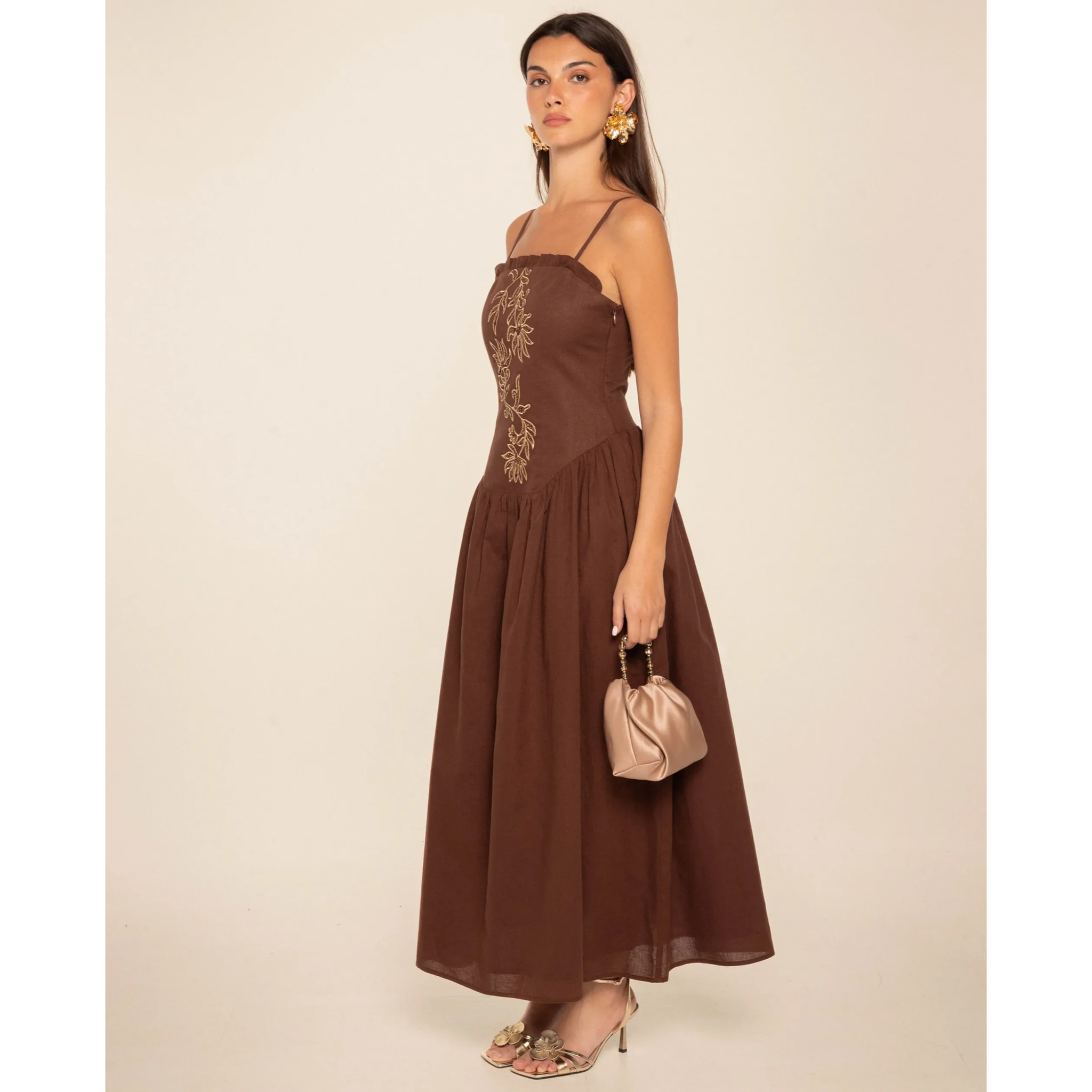 Vestido midi de tirantes con bordados