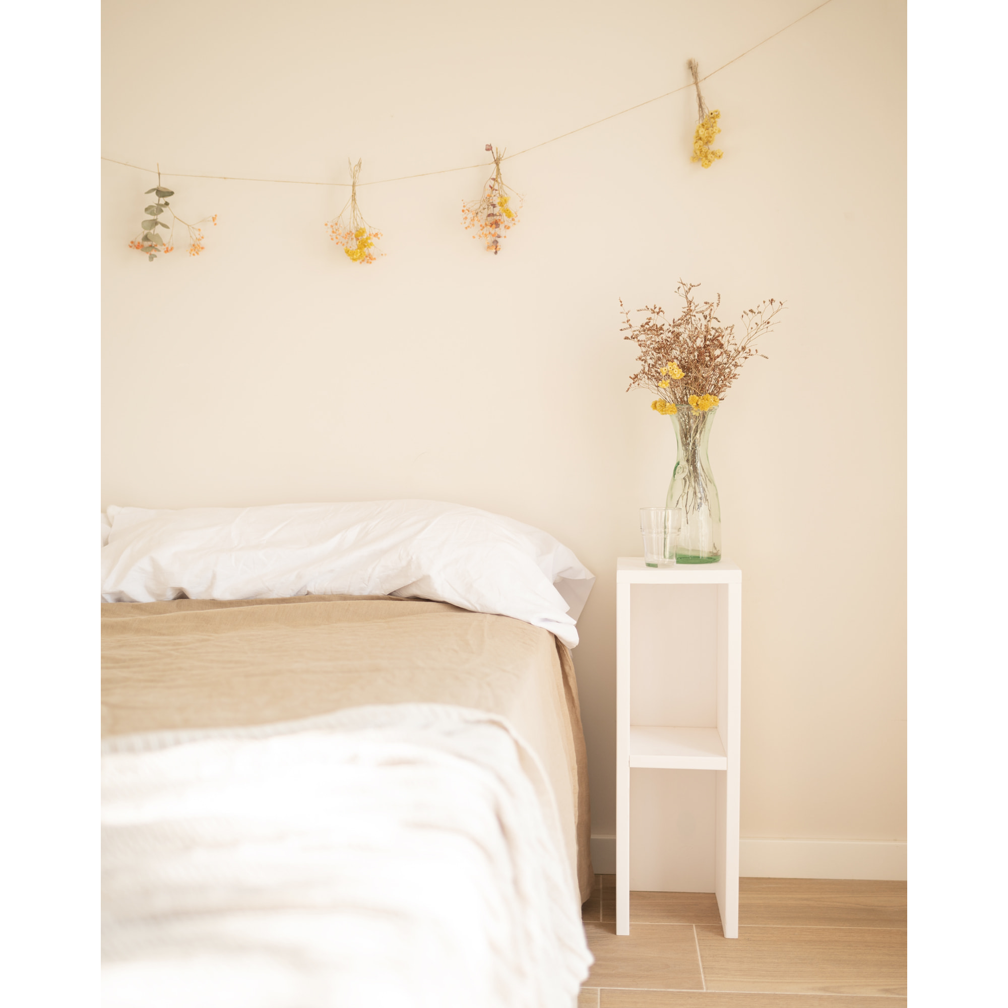 Pack de 2 tables de chevet ou d’appoint en bois massif blanc 60x20cm” Hauteur: 60 Longueur: 20 Largeur: 20