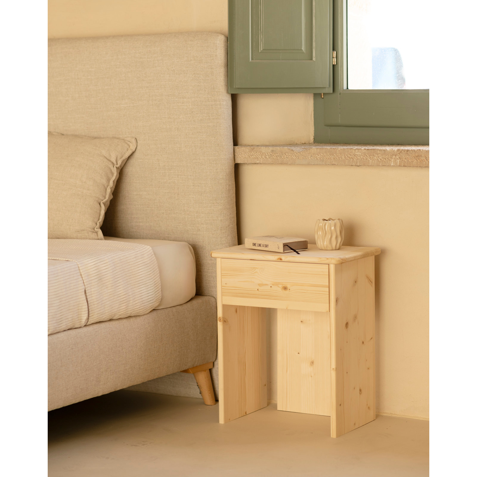 Mesita de noche de madera maciza en tono natural de 50x42cm Alto: 50 Largo: 42 Ancho: 27