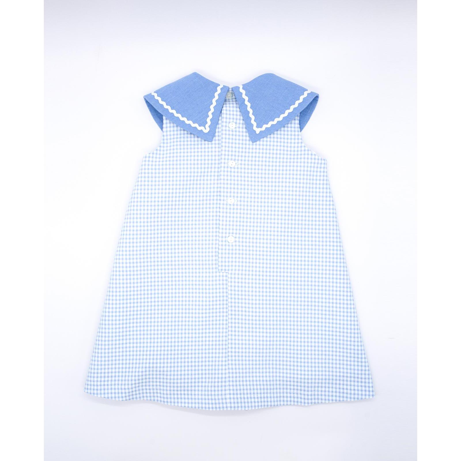 Vestido marinero de cuadros vichy azules. De tirantes cuello con detalle de picunela.