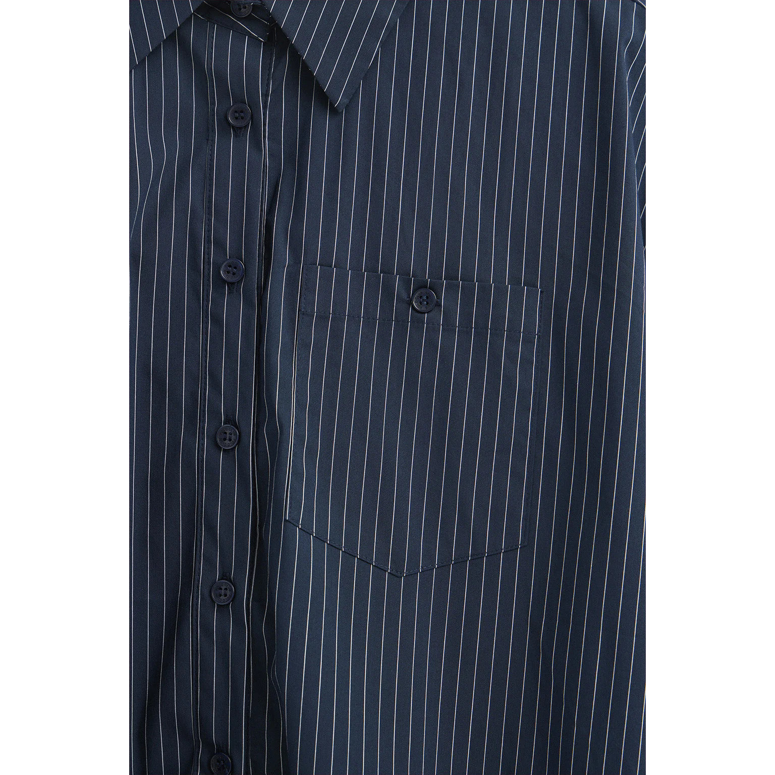 Camisa azul marino de corte relajado y cuello clasico