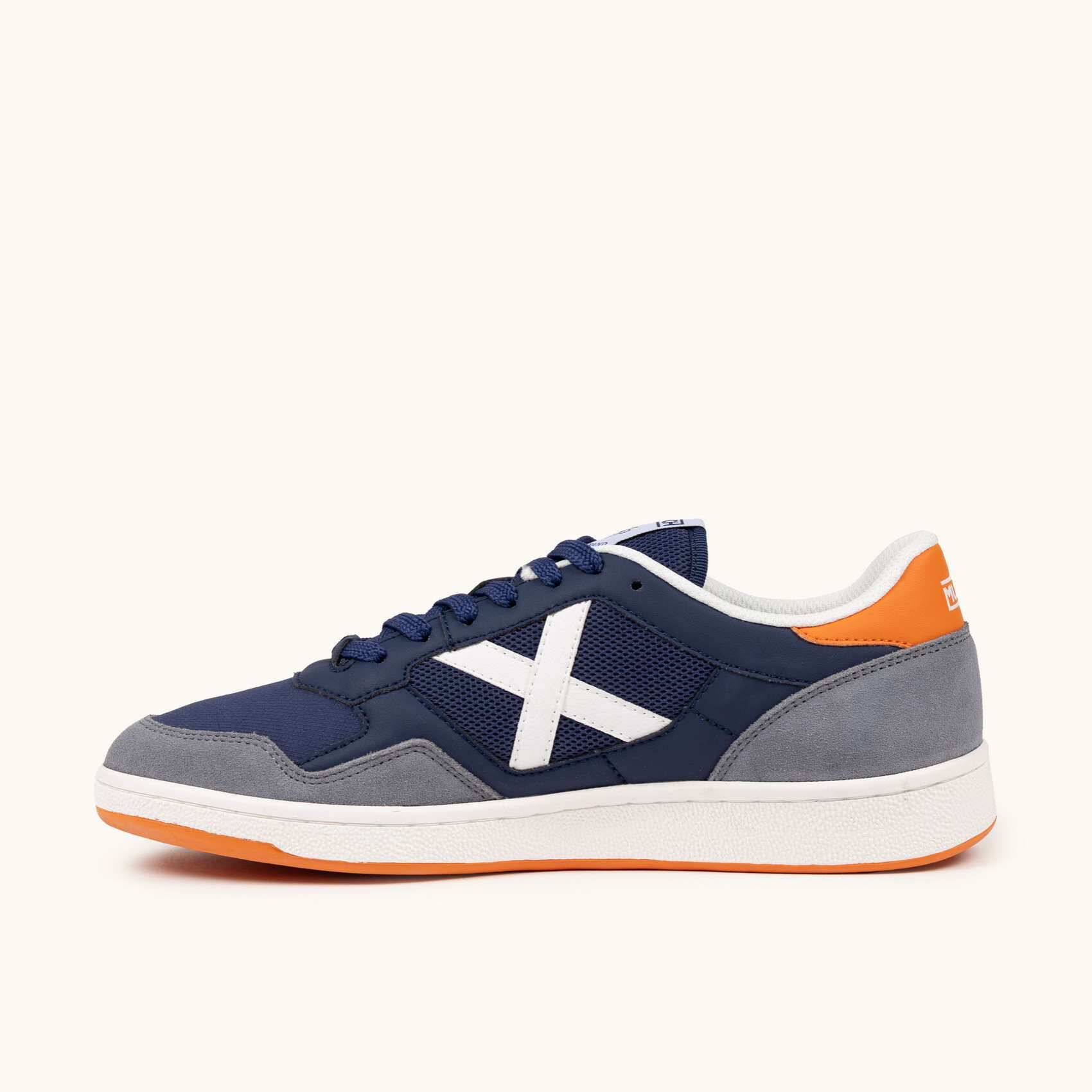 Zapatilla Urbana en Azul Marino con Detalles Naranja MUNICH ARROW 81