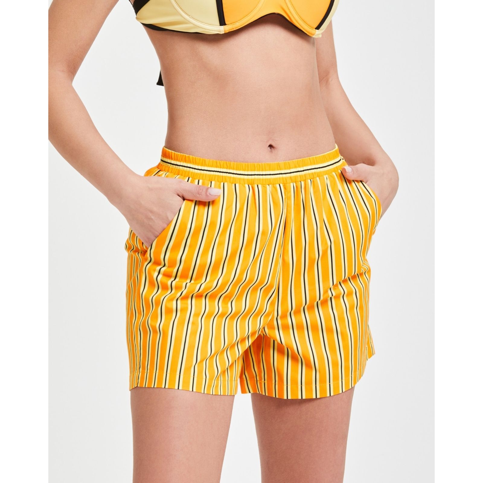 Pompea x Silvian Heach shorts con fantasia rigata