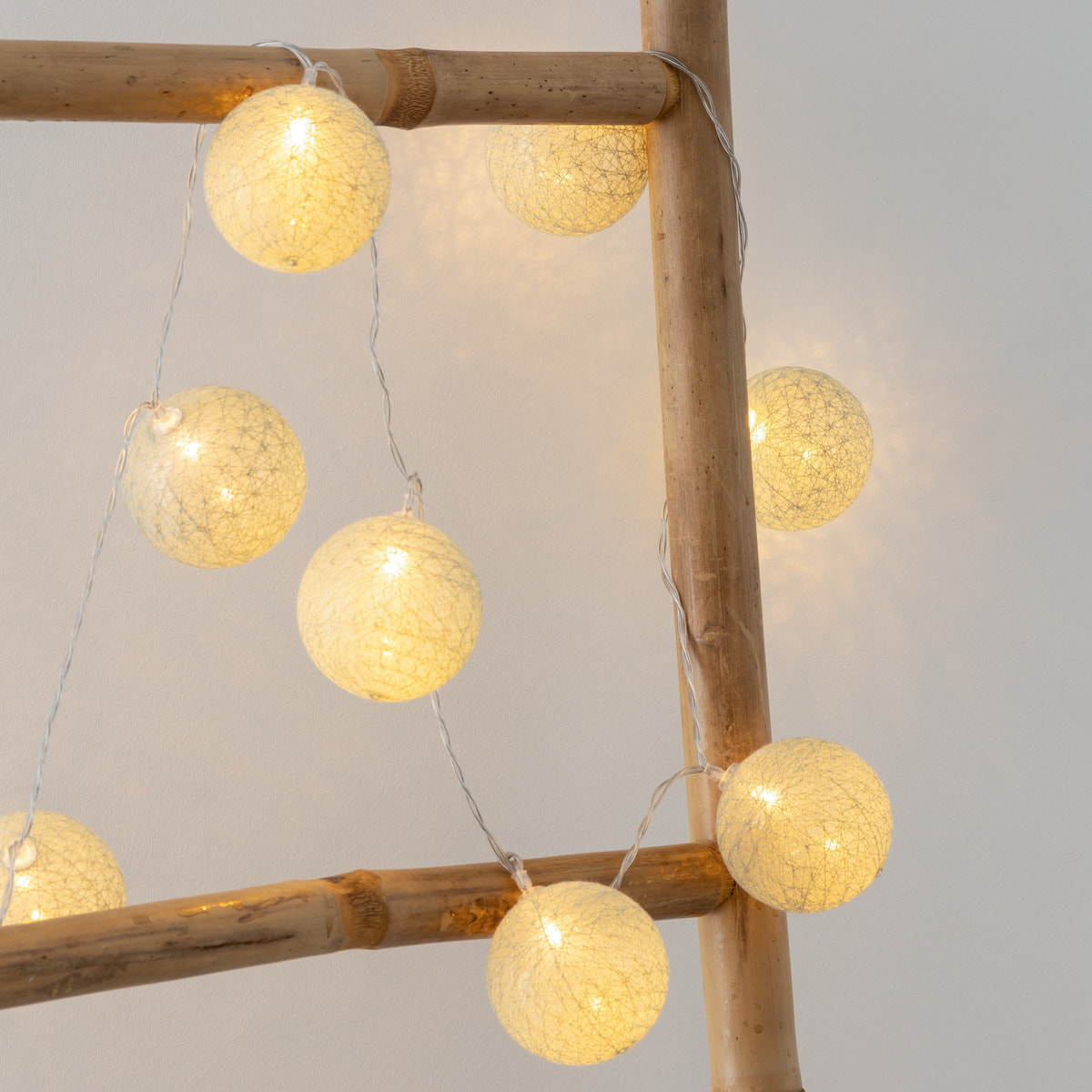 Guirlande LED - 20 boules - vert céladon - L435 cm
