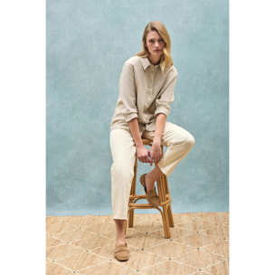 Camisa color arena garment dye de lino con monograma bordado