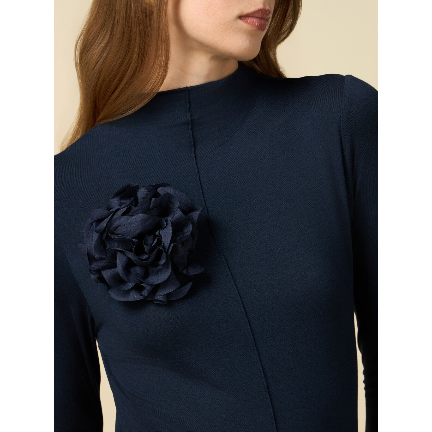 Oltre - Camiseta con broche en forma de flor - Azul