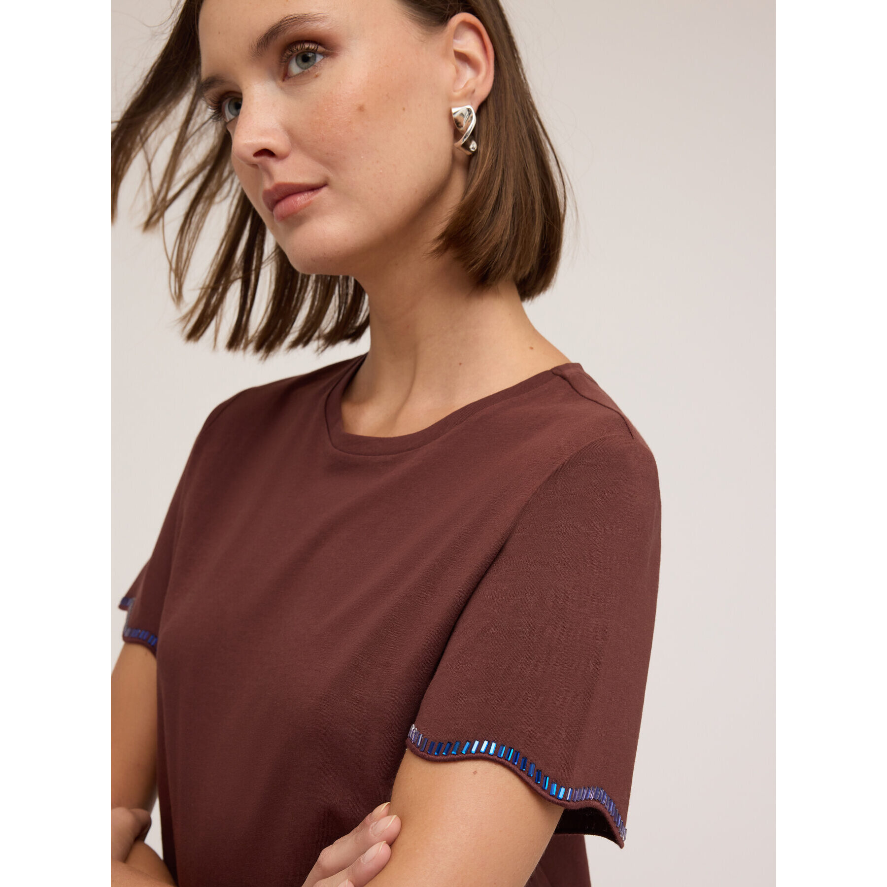 Motivi - Camiseta con bordes ondulados y bordados - Marrón