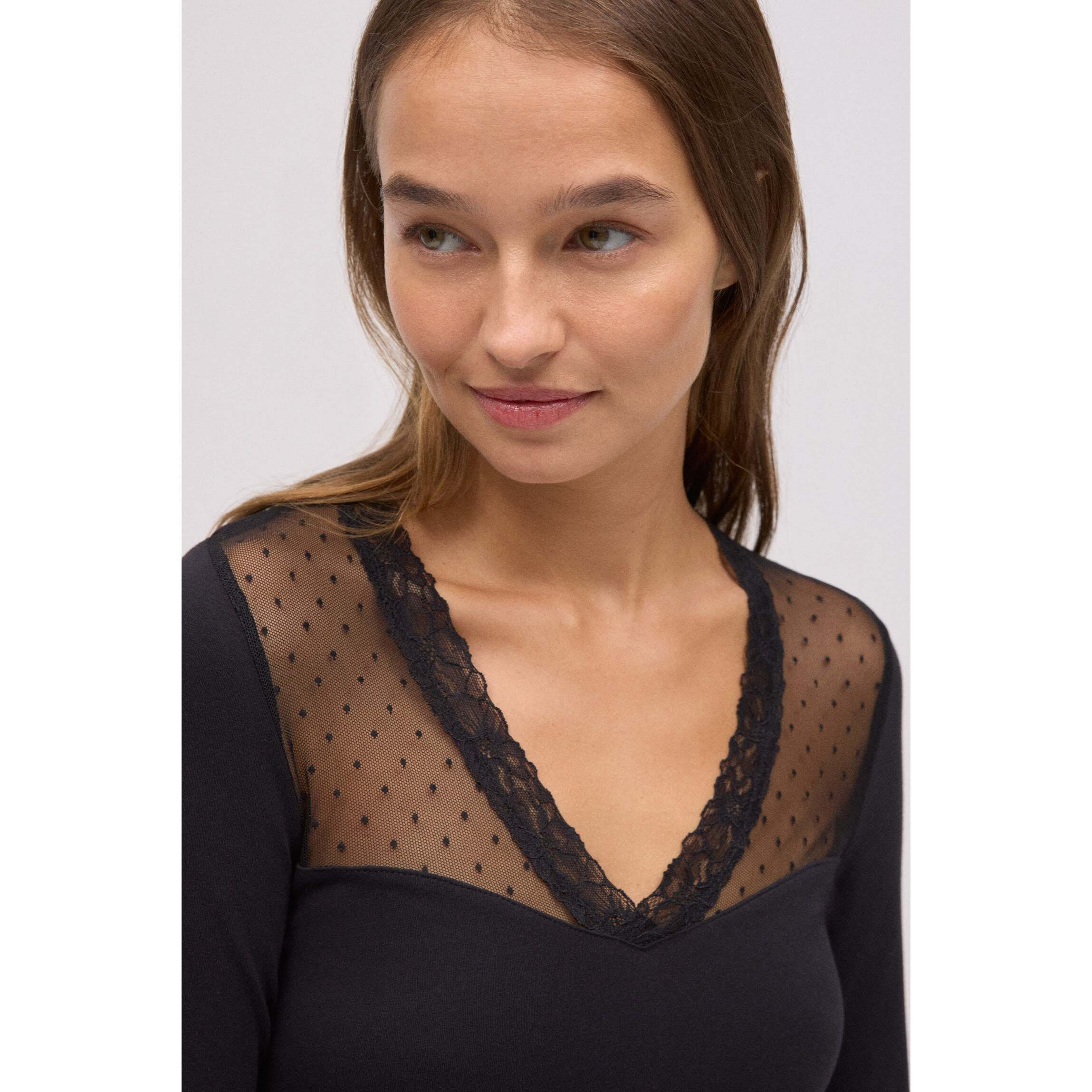 T-shirt in cotone a maniche lunghe con dettagli neri sullo scollo