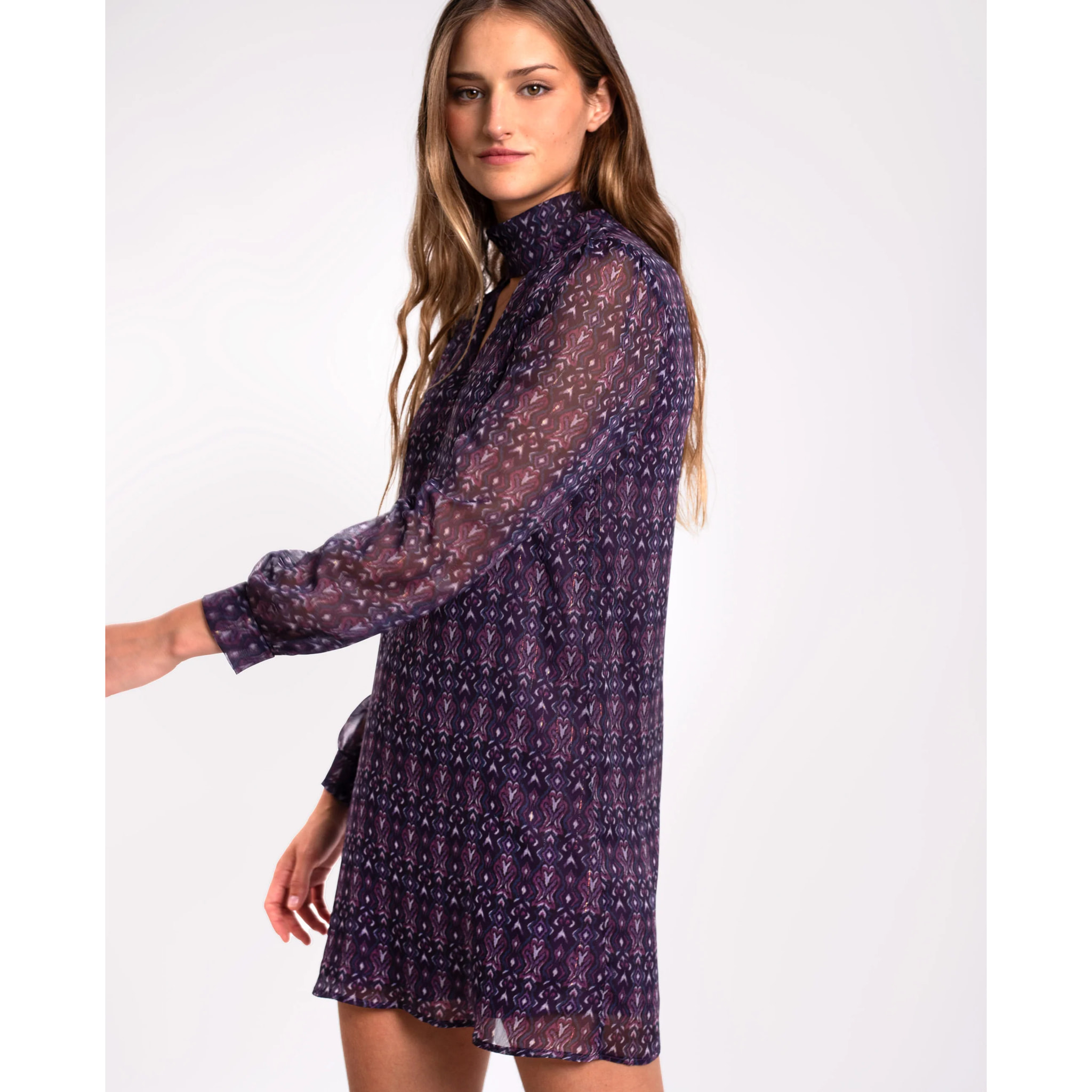 Vestido corto con cuello alto y manga larga