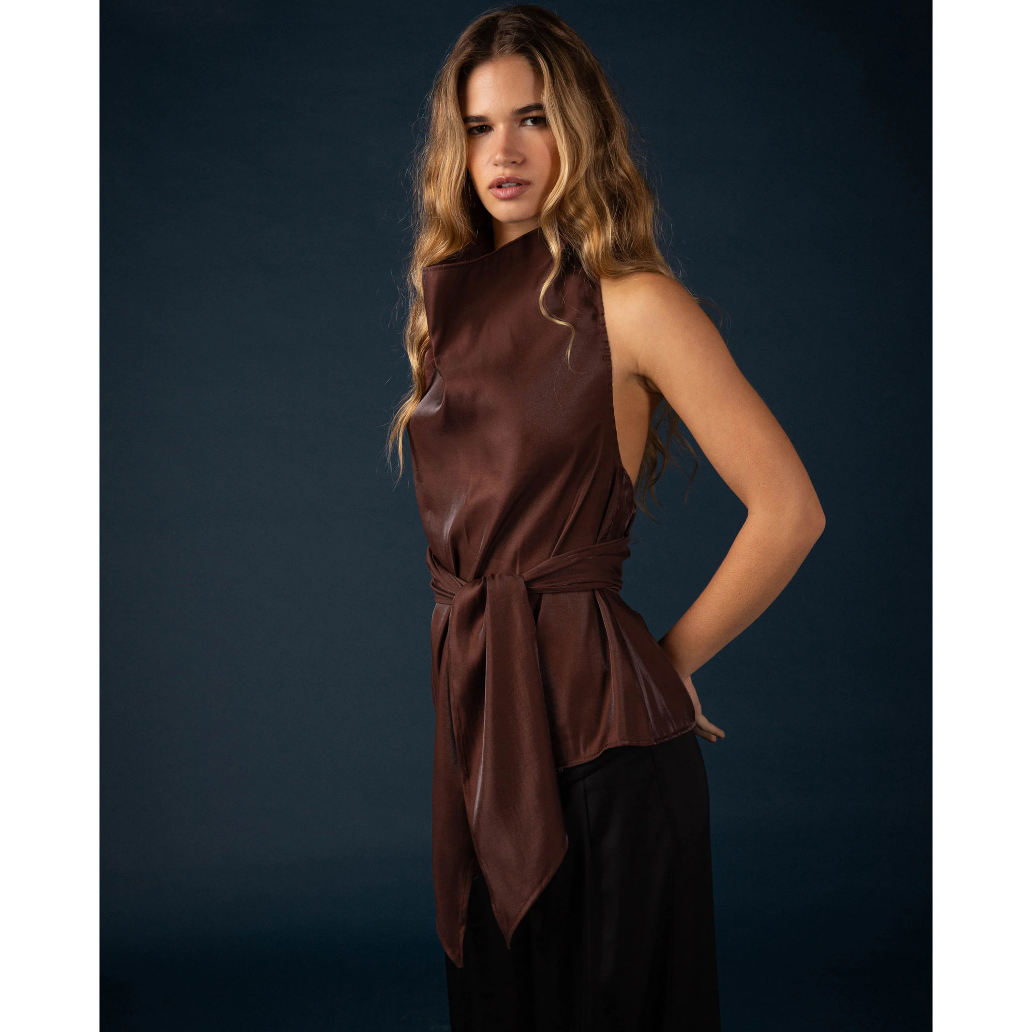 Top con cuello drapeado y fajín de mujer