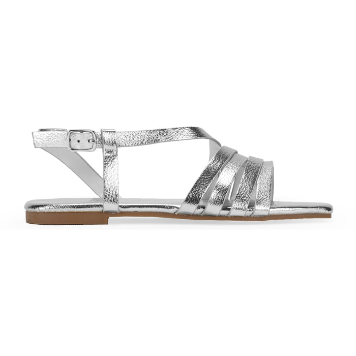 Sandalias planas plateadas con tiras con hebilla