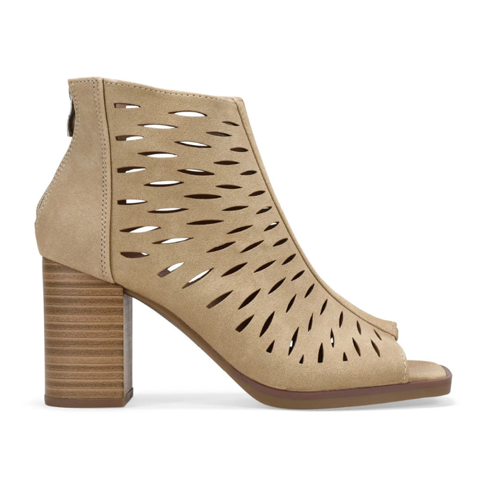 Botines arena con puntera abierta y calados