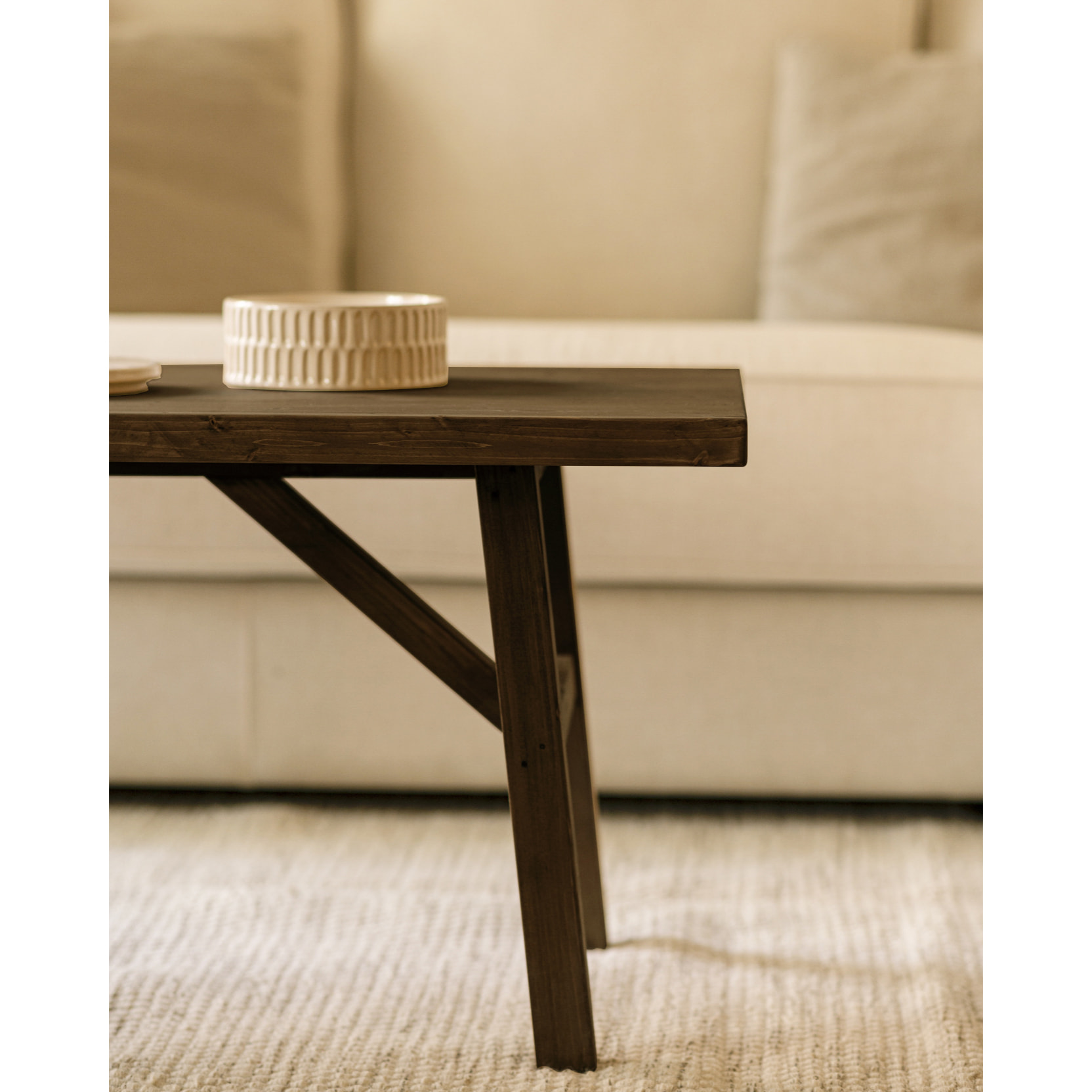 Table basse en bois massif finition noyer Hauteur: 45 Longueur: 120 Largeur: 50