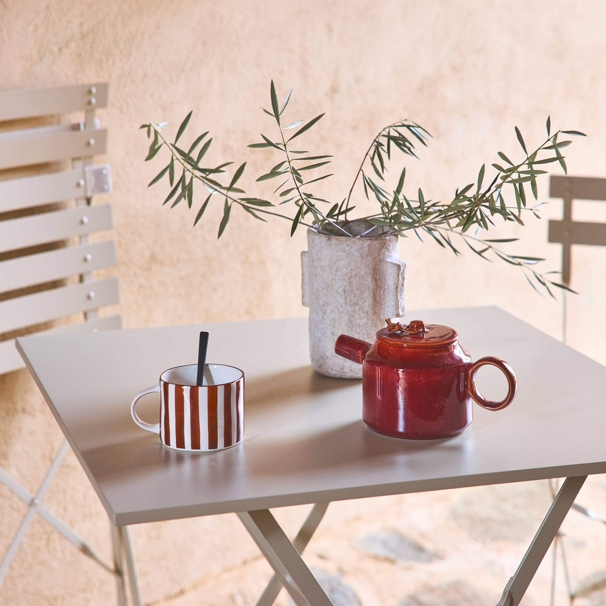 Table de jardin bistrot pliante métal + 2 assises beige 70 x 70cm. acier thermolaqué
