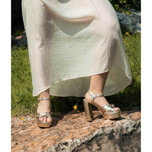 Sandalias de tacón doradas con nudo