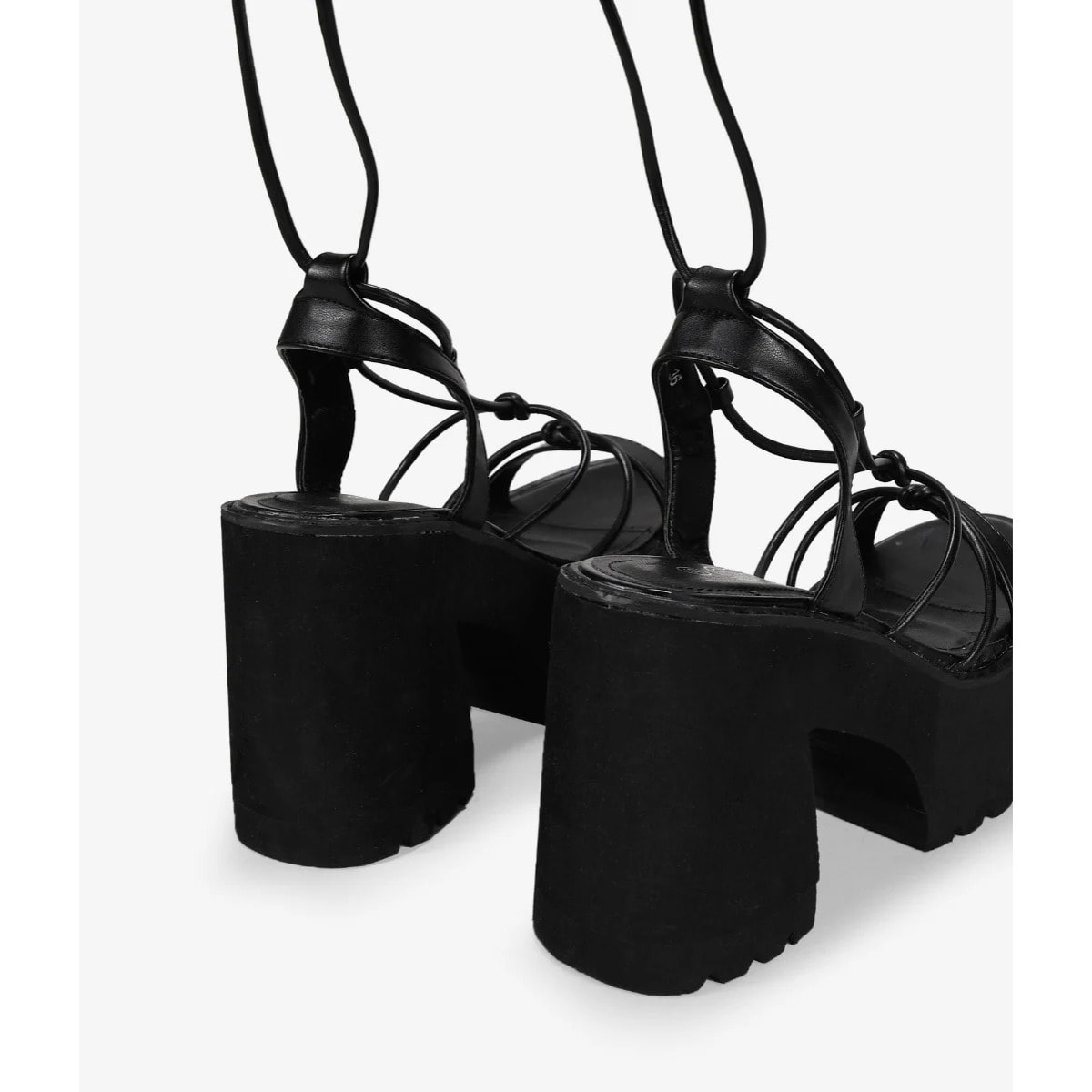 Sandalias de tacón negras con plataforma y cuerdas