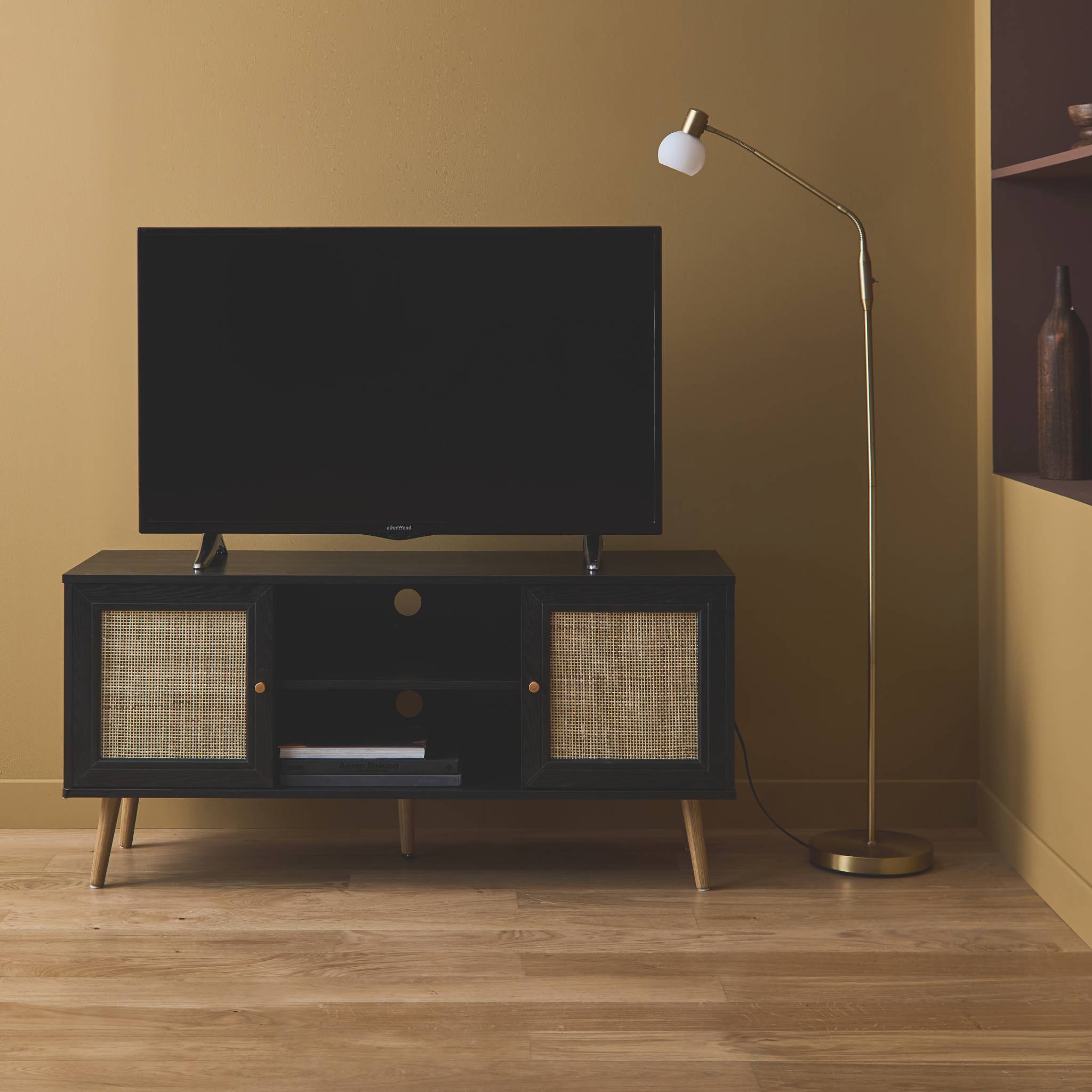 Meuble TV en cannage 120x39x56.5cm -  Bohème - Noir. 2 niveaux. 2 étagères. 2 portes. pieds scandinaves