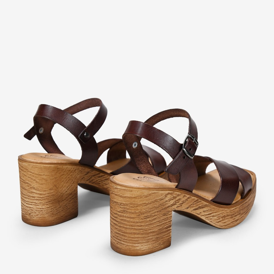 Sandalias de piel marrones con tacón de madera