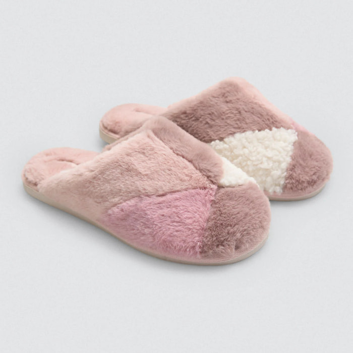 Pantofole da casa con texture e colori contrastanti