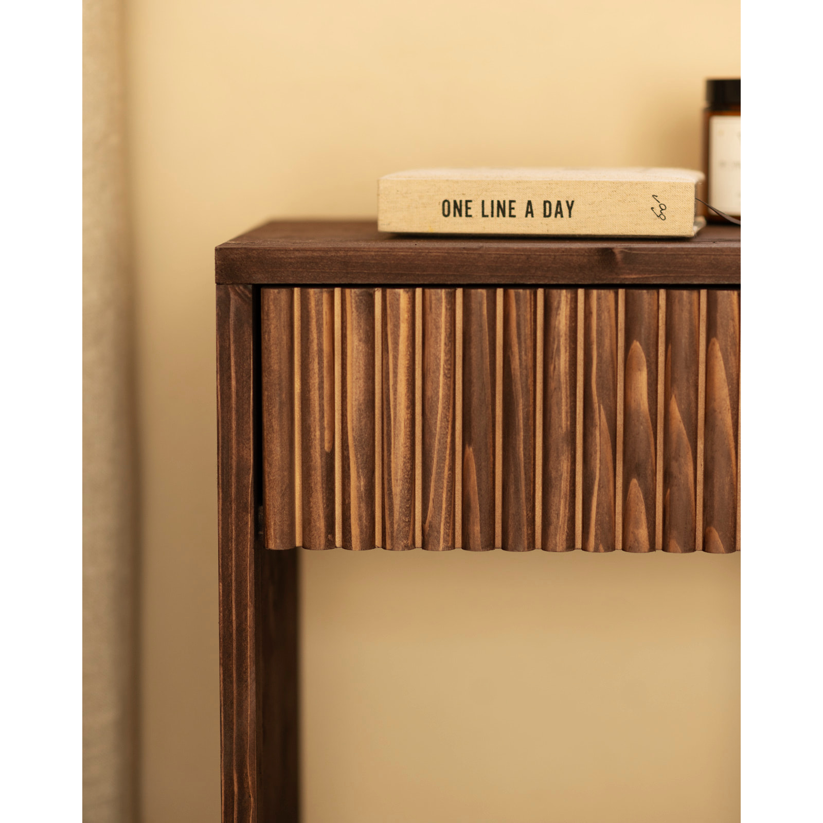 Pack de 2 mesitas de noche de madera maciza con un cajón en tono nogal de varias medidas