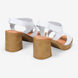 Sandalias de tacón blancas en piel con cierre de velcro