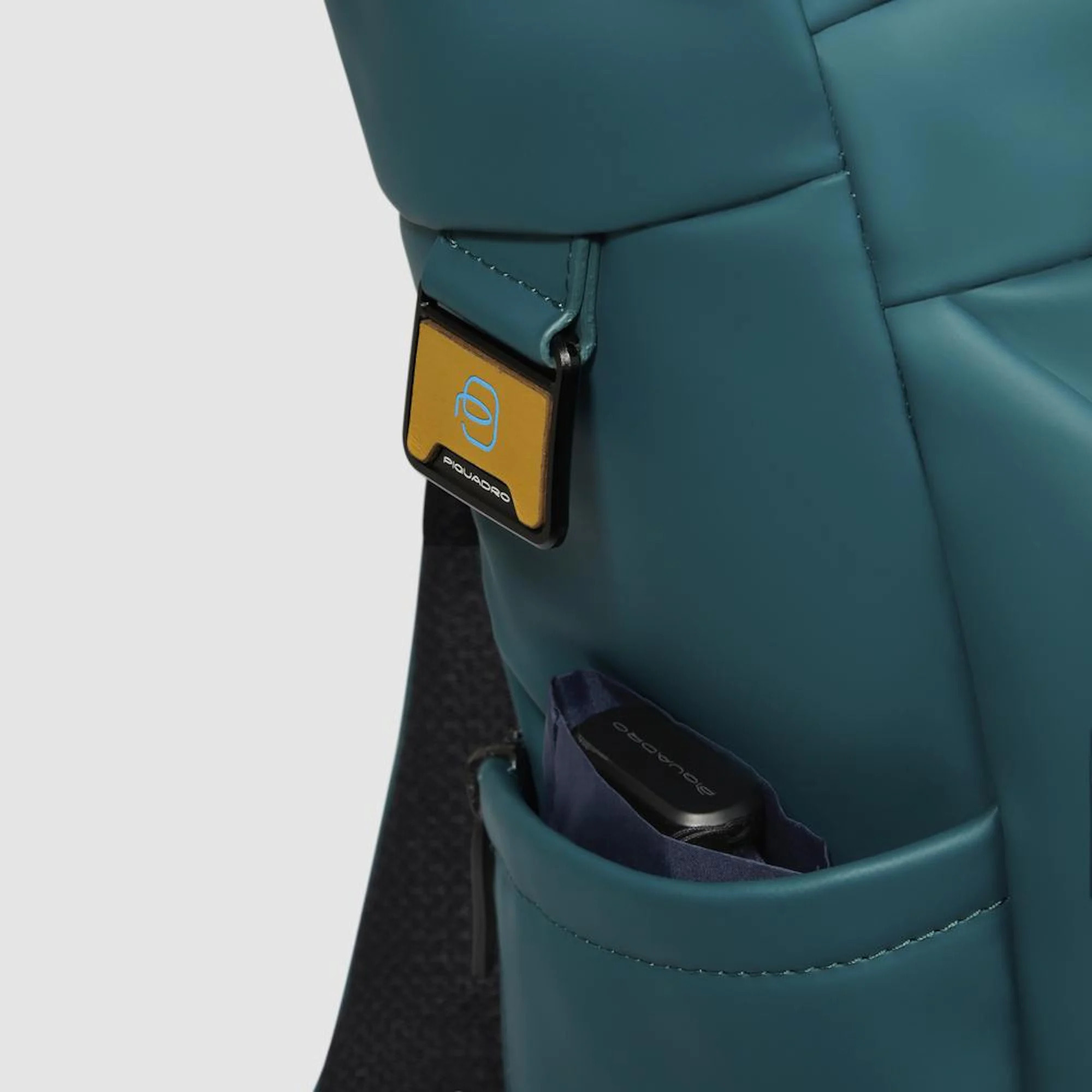 Piquadro Zaino roll-top per PC e iPad® con cinghia pettorale, agganci per lucchetto e luce portatile da bici