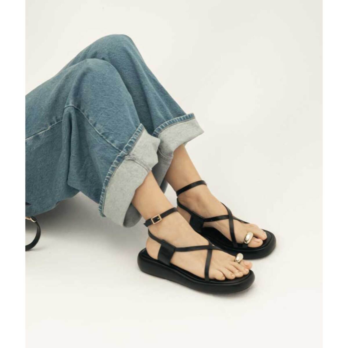 Sandalias de dedo negras con anillo metálico y plataforma