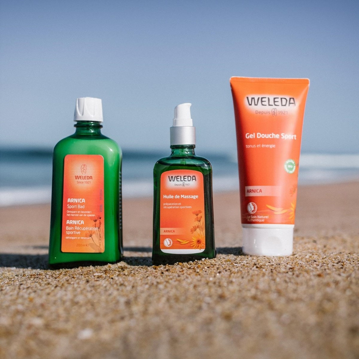 WELEDA - LOT Huile de massage Arnica 2x200ml + 1x100ml - Vegan* - Certifié Natrue**- Flacon 200ml et Flacon pompe 100ml