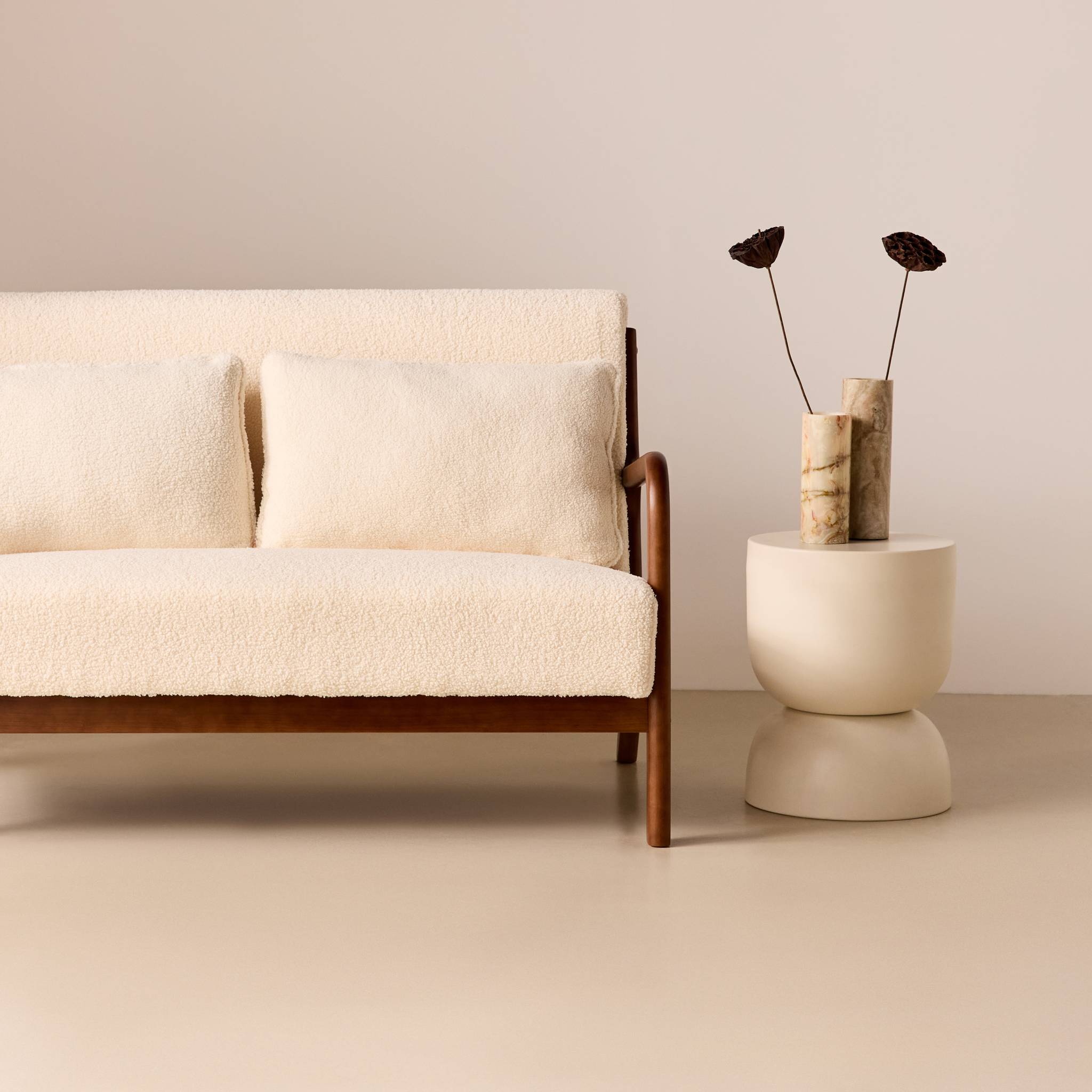 Banquette scandinave 2 places bois d'hévéa teinté noyer clair et bouclette LORENS