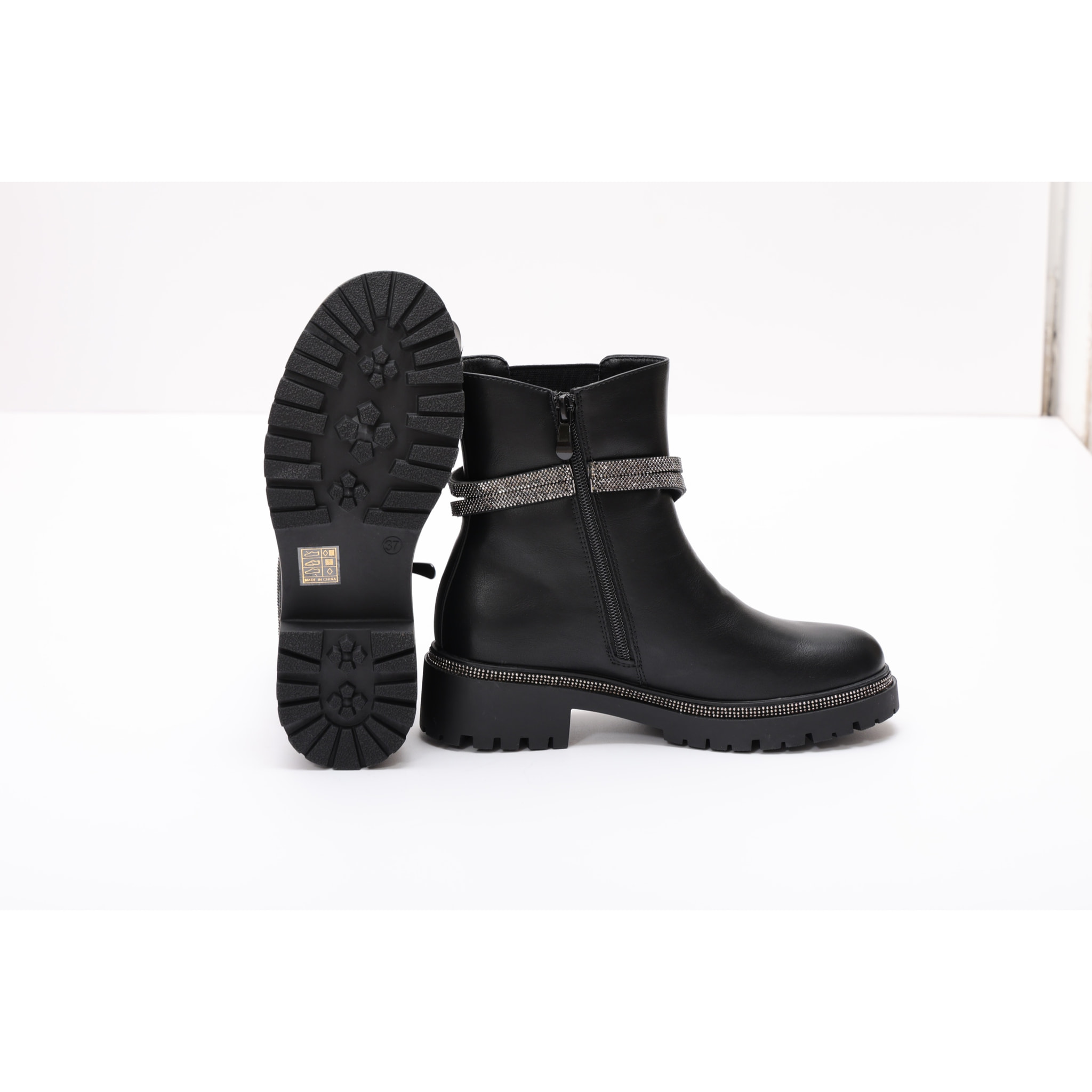 Stivaletti in simil pelle con applicazioni argentate