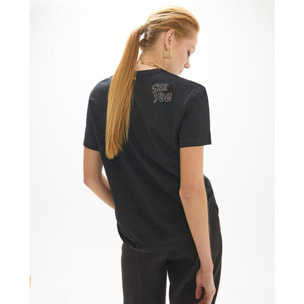 T-shirt con scollo a V, spacchi laterali, stampa in cotone e lino e mini borchie.