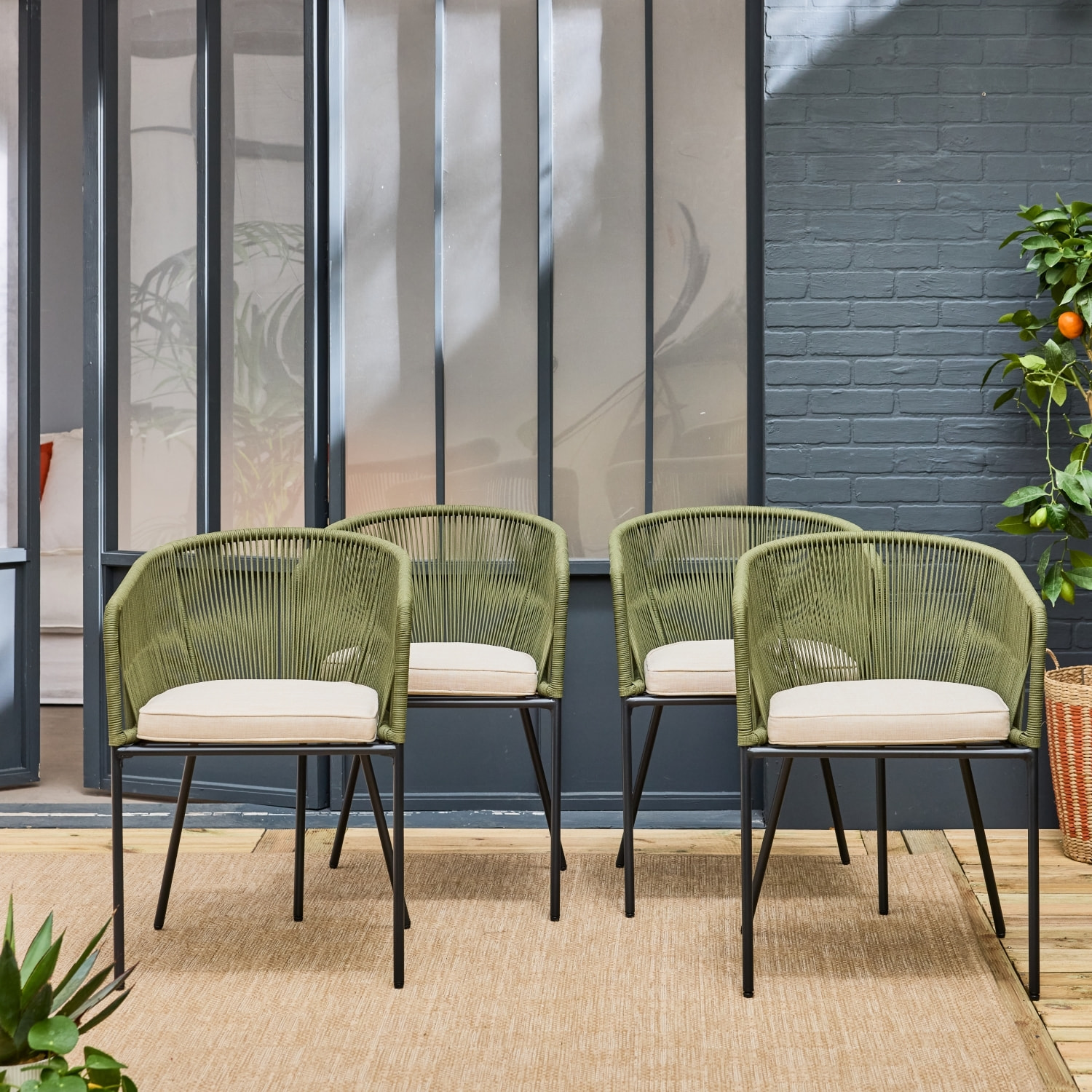 Lot de 4 fauteuils de jardin en corde kaki et acier galvanisé. coussins beige