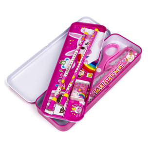 Set di cancelleria con custodia in metallo e accessori per la scrittura.