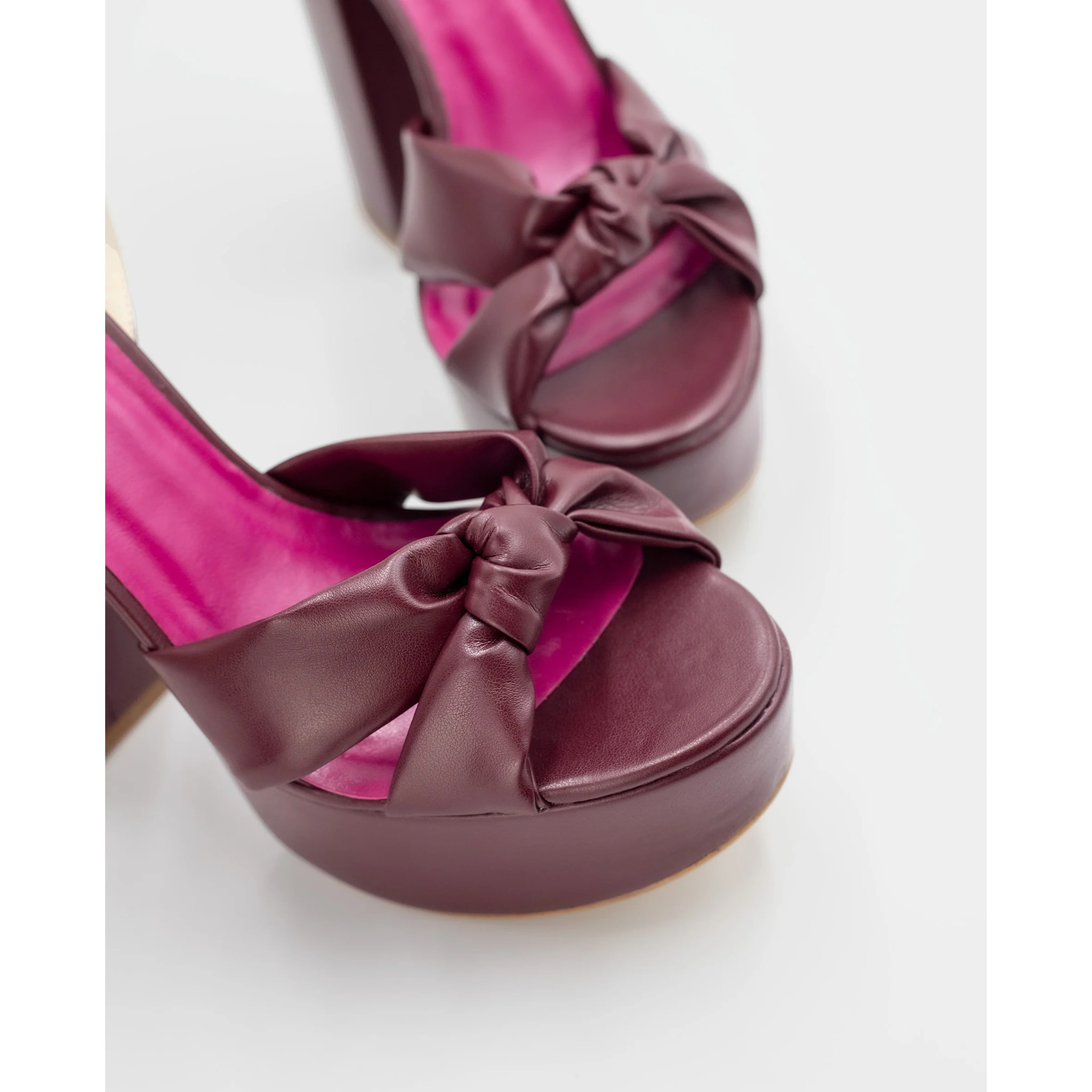 Sandalias de mujer con plataforma y nudo.