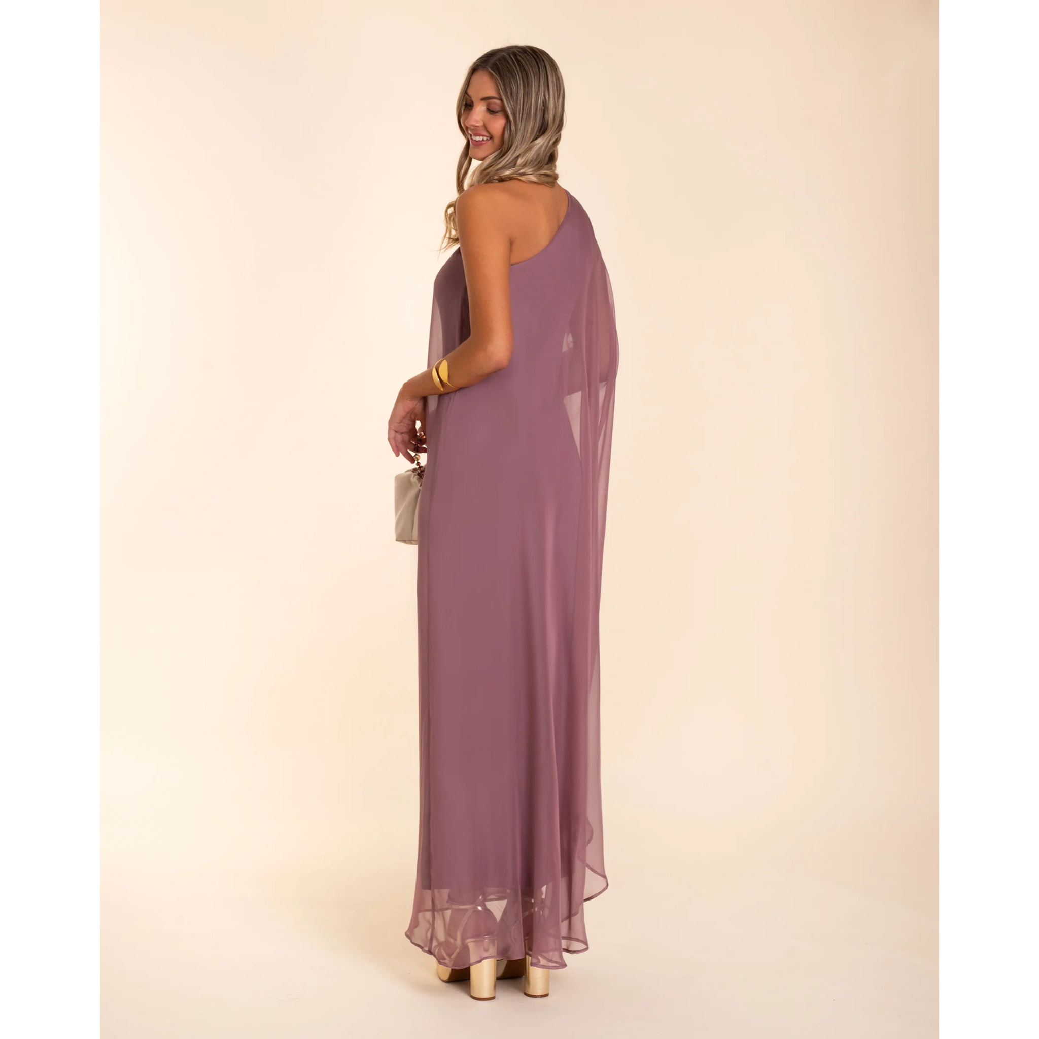 Vestido largo con capa asimétrico