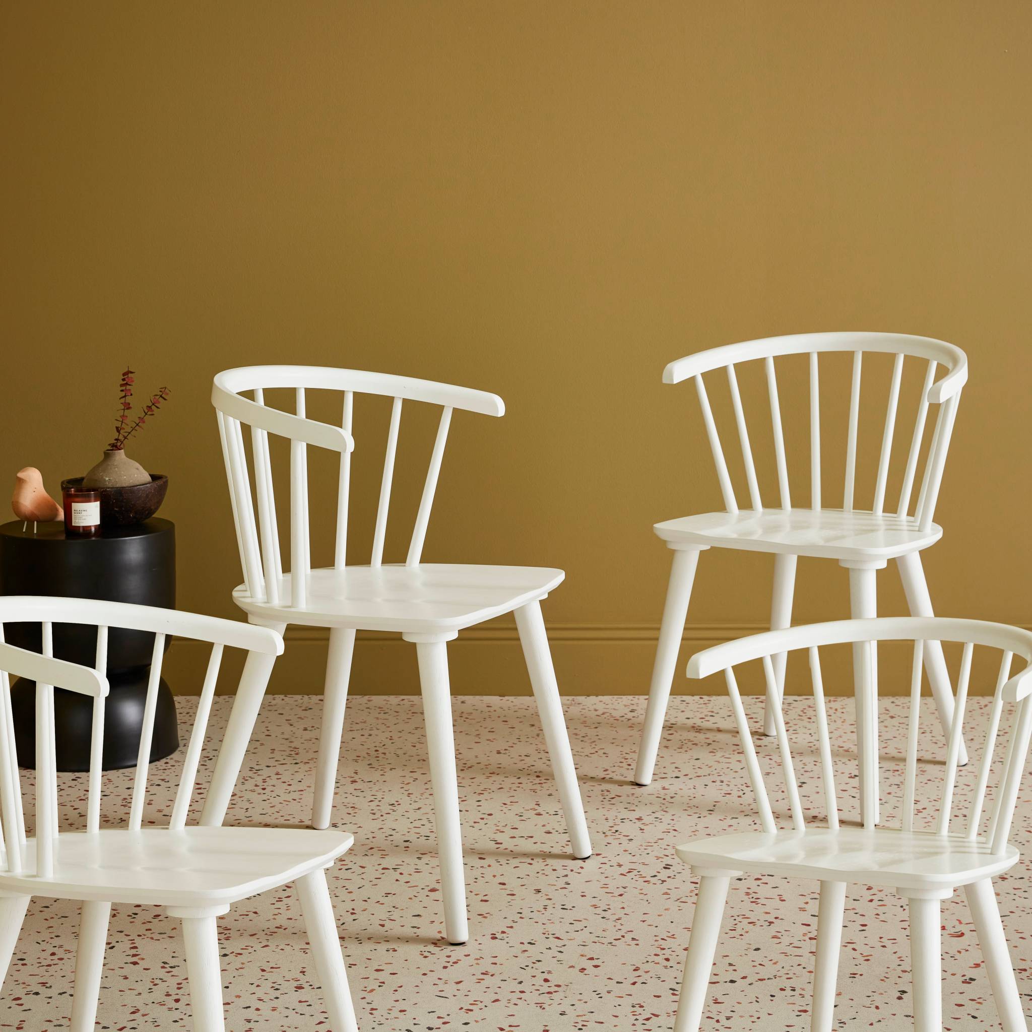 Lot de 4 chaises blanches à barreaux en bois et contreplaqué. Paula. L 51 x P 53 x H 75cm