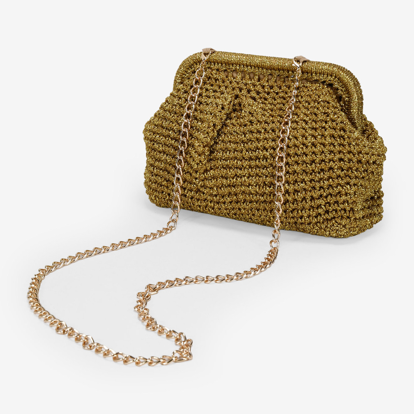 Bolso clutch dorado de rafia con cadena
