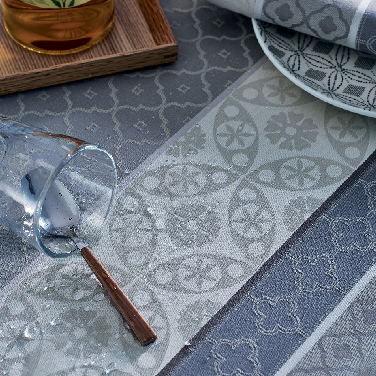 Nappe pur coton enduit motif jacquard gris Mille bastides charbon