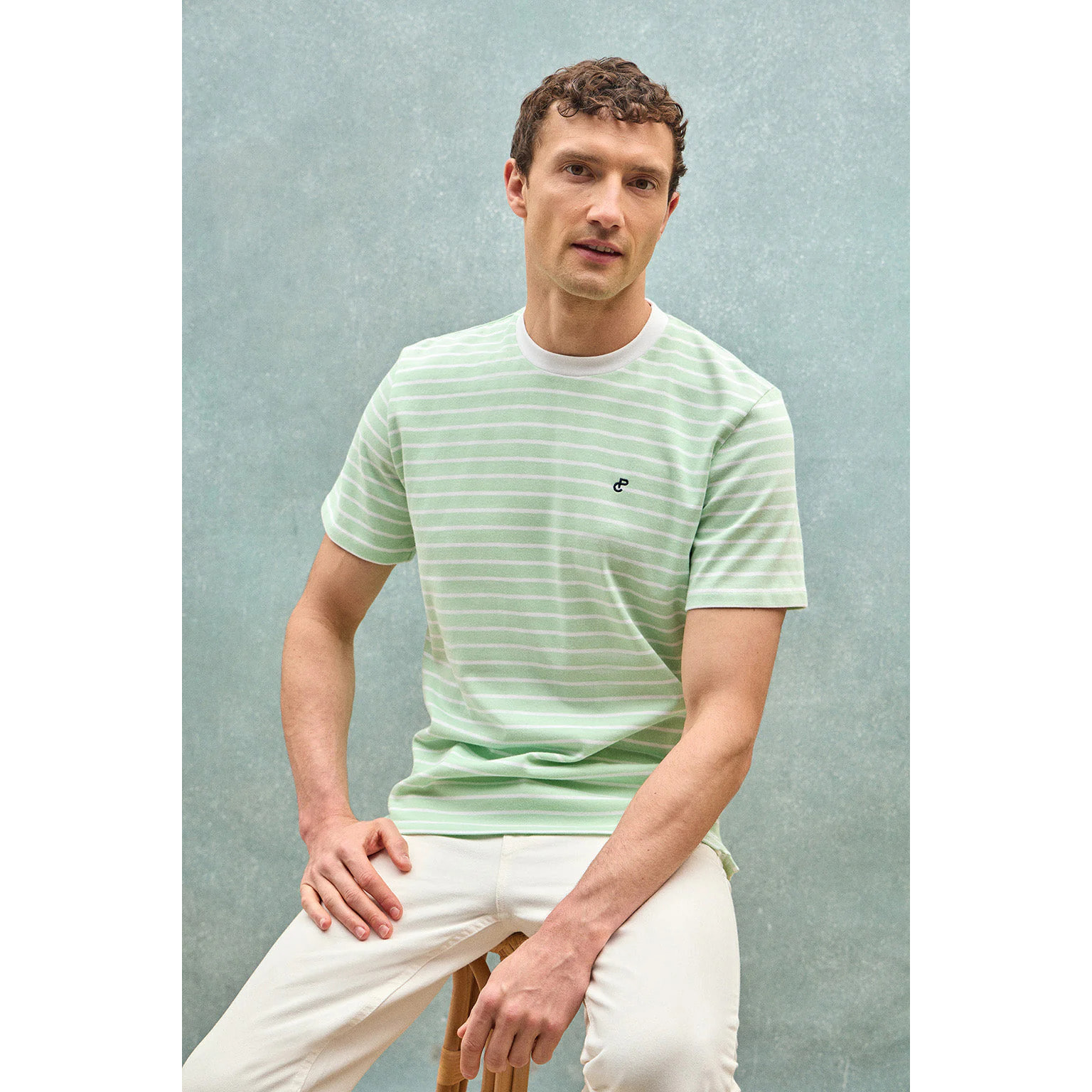 Camiseta de rayas color menta y beige con monograma bordado