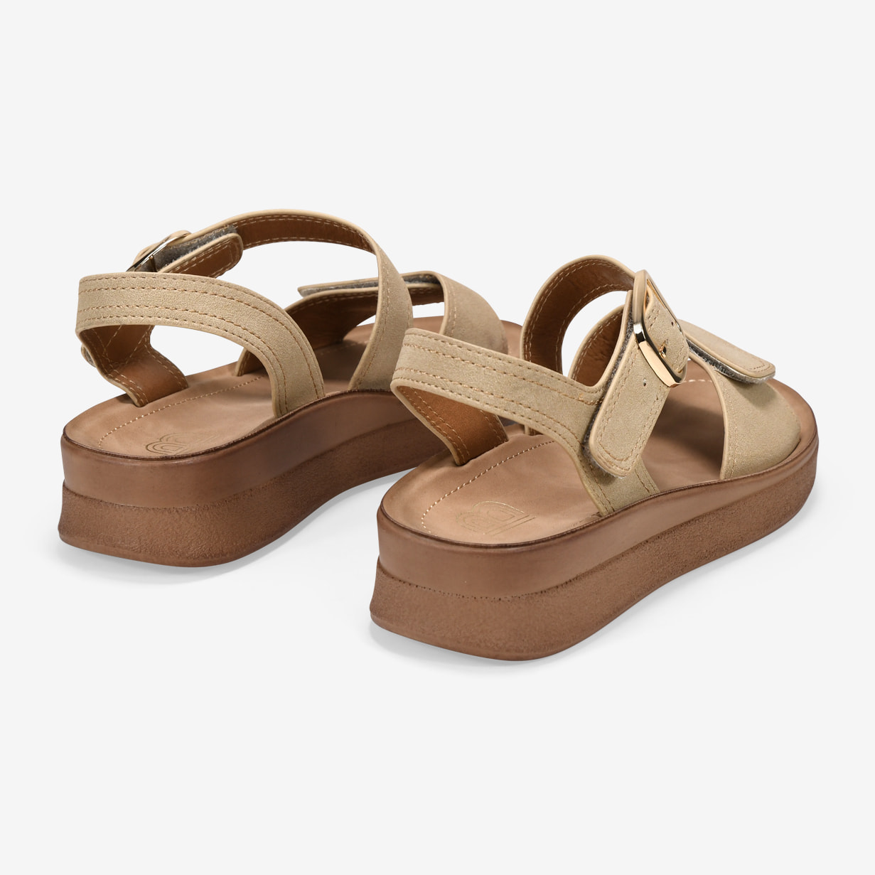 Sandalias de cuña beige con hebilla