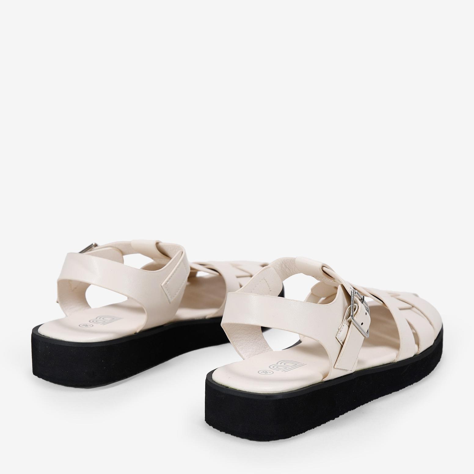 Sandalias blancas planas estilo cangrejera