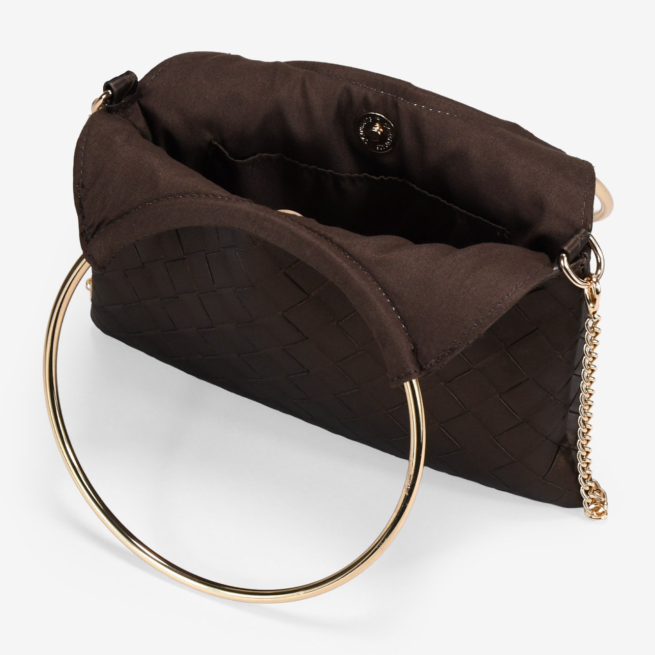 Bolso de fiesta marrón trenzado con asas metálicas