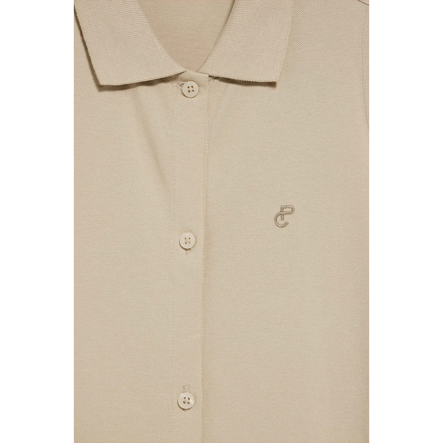 Vestido beige sin mangas abotonado con monograma bordado