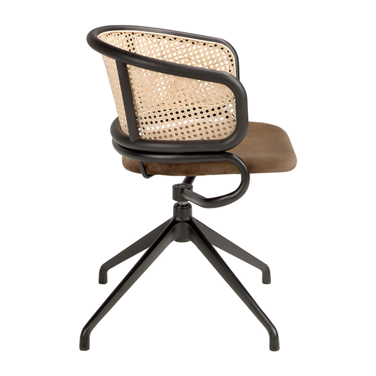 Silla Angel Cerdá giratoria con reposabrazos tapizada en tela aterciopelada en marrón y respaldo de rattán en natural con estructura y patas en acero inoxidable en negro 56x53x74cm